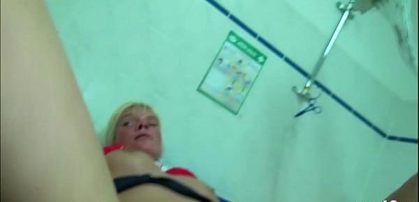 Amateur MFM Dreier für MILF Krankenschwester in der Praxis Deutsch